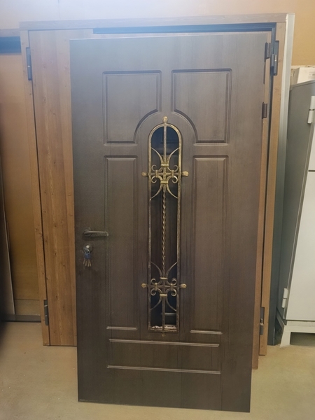 Дверь с ковкой и стеклом Дверь с ковкой и стеклом