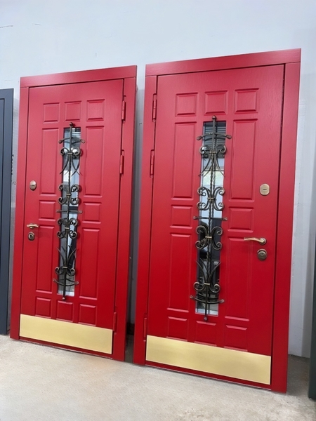 Красные двери с отбойниками Красные двери с отбойниками