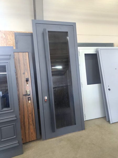 Остекленная дверь с длинной ручкой Остекленная дверь с длинной ручкой