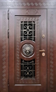 Входная остекленная дверь с широкими наличниками, ковкой и декором «лев» (отделка из фрезерованных плит МДФ) Входная остекленная дверь с широкими наличниками, ковкой и декором «лев» (отделка из фрезерованных плит МДФ)